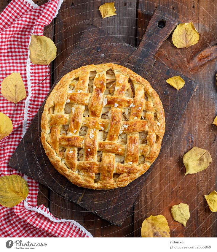 gebackene ganze runde Apfelkuchen Frucht Kuchen Dessert Tisch Küche Herbst Holz Essen frisch lecker oben braun Tradition Amerikaner Bäckerei Weihnachten