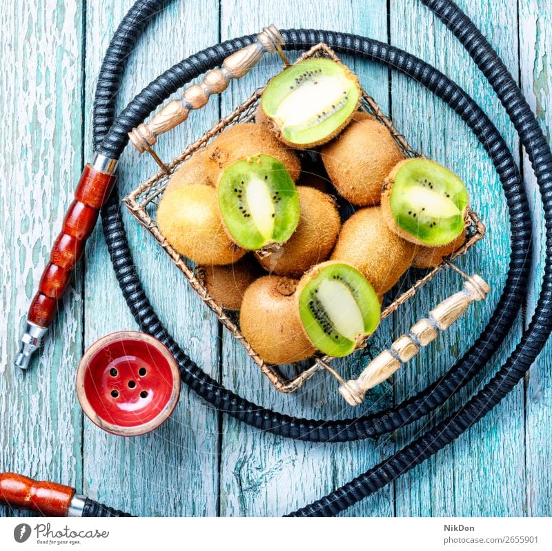 Stilleben mit Kiwi-Hookah Wasserpfeifenrauch Tabak Frucht Rauch shisha Shisha rauchen Mundstück Rauchen Erholung Wasserpfeifen-Lounge arabisch Türkisch Osten