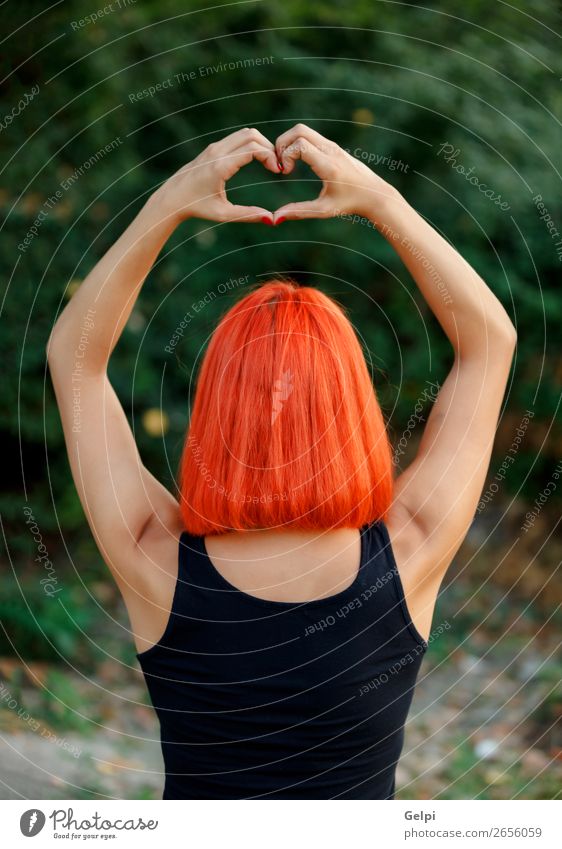 Mädchen, das ein Symbol für Herzform macht. Glück schön harmonisch Freiheit Sommer Valentinstag Mensch Frau Erwachsene Familie & Verwandtschaft Freundschaft