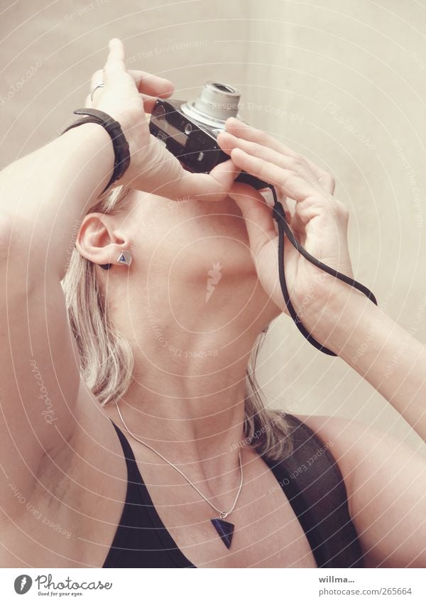 Die Hobbyfotografin Fotografieren Fotokamera Frau Erwachsene Hand Finger Hals Mensch blond Blick nach oben Hintergrund neutral Ferien & Urlaub & Reisen