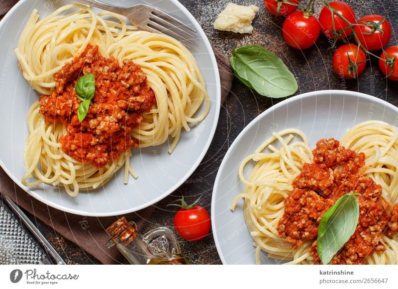 Spaghetti-Nudeln mit Bolognesesauce Fleisch Käse Kräuter & Gewürze Mittagessen Abendessen Teller Gabel Holz hell oben Tradition Basilikum Rindfleisch