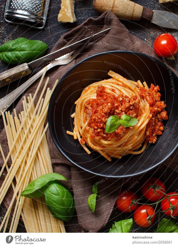 Spaghetti-Nudeln mit Bolognesesauce Fleisch Käse Kräuter & Gewürze Mittagessen Abendessen Teller Gabel Holz hell oben Tradition Basilikum Rindfleisch