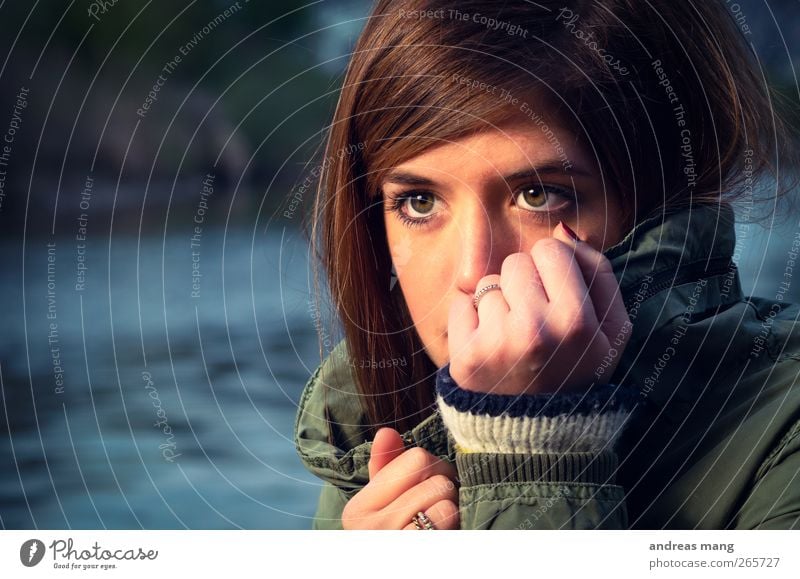 Staring out into the cold Gesicht feminin Frau Erwachsene Jugendliche 18-30 Jahre Jacke brünett frieren Blick warten kalt nah schön achtsam Wachsamkeit