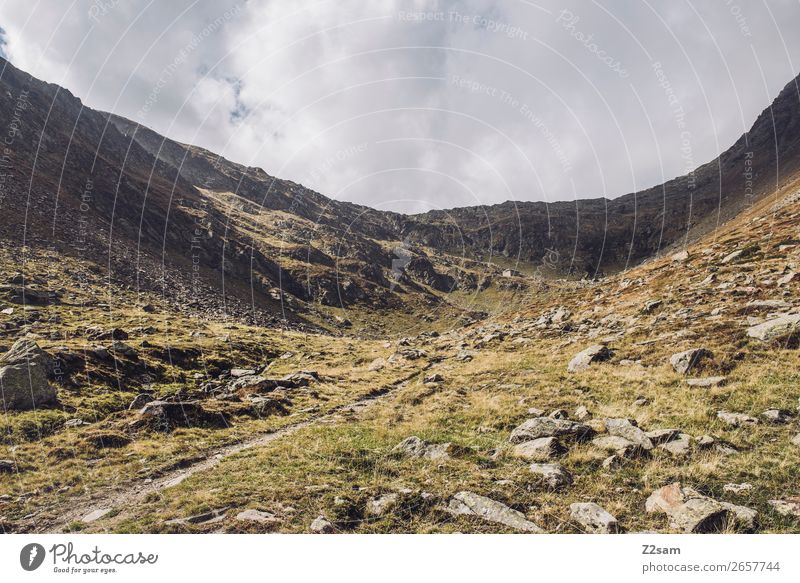 Blick zurück auf das Timmelsjoch | Südtirol Abenteuer wandern Natur Landschaft Wolken Herbst Schönes Wetter Alpen Berge u. Gebirge Gipfel gigantisch hoch