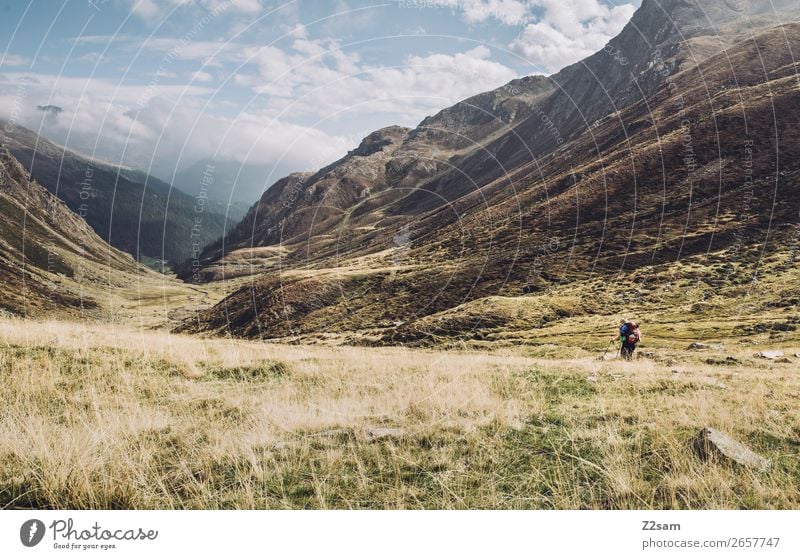 Wanderer auf Alpenüberquerung | Timmelsjoch | E5 Abenteuer wandern Natur Landschaft Himmel Wolken Herbst Schönes Wetter Wiese Berge u. Gebirge Gipfel Erholung