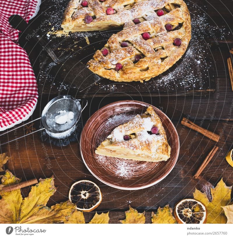 Stück traditionelle Apfelkuchen-Blätterteiggebäck Frucht Kuchen Dessert Süßwaren Ernährung Essen Mittagessen Abendessen Teller Tisch Küche Herbst Holz frisch