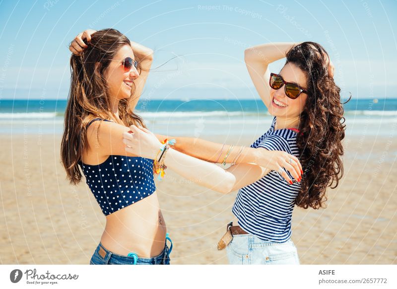 Lustige beste Freunde am Strand lachend Freude Glück Ferien & Urlaub & Reisen Tourismus Sommer Meer Frau Erwachsene Freundschaft Jugendliche Natur Sand Himmel