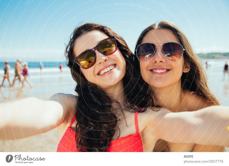 Glückliche Selfie-Freunde am Strand Freude Ferien & Urlaub & Reisen Tourismus Sommer Meer PDA Fotokamera Technik & Technologie Frau Erwachsene Freundschaft