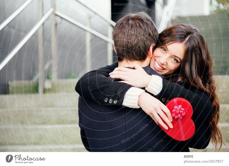 Valentinstag Paar verliebt Freude Glück schön Winter Feste & Feiern Frau Erwachsene Mann Hand Herbst Mantel Herz Küssen Lächeln Liebe Umarmen Fröhlichkeit