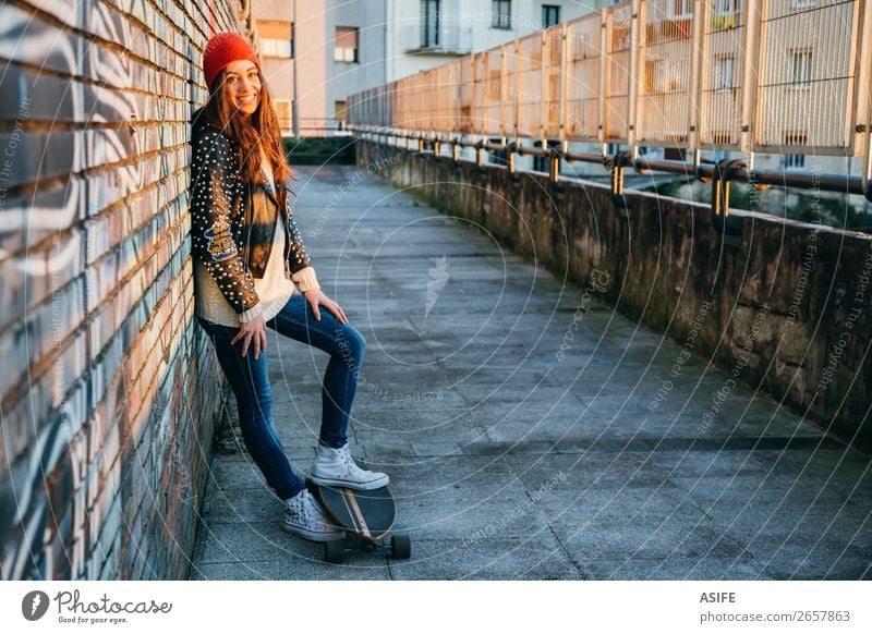 Skaterin bei Sonnenuntergang, die die Sonne genießt. Lifestyle Stil Freude Glück schön Freizeit & Hobby Winter Sport Frau Erwachsene Jugendliche Kultur Herbst