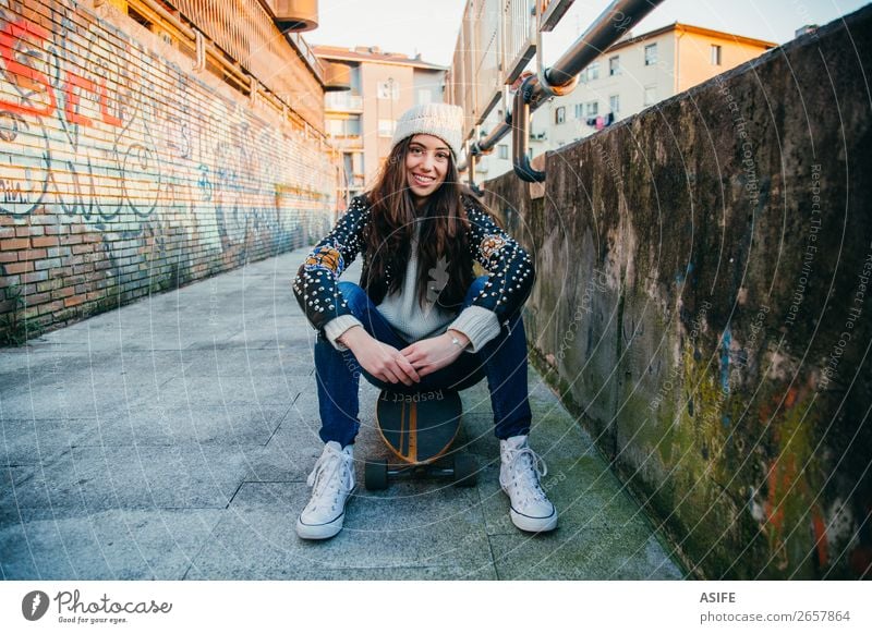 Skaterin auf Longboard sitzend Lifestyle Stil Freude Glück schön Freizeit & Hobby Winter Sport Frau Erwachsene Jugendliche Kultur Herbst Straße Mode Hut