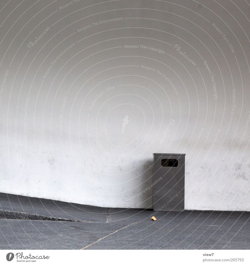 daneben Haus Bauwerk Mauer Wand Fassade Straße Stein Beton Metall Zeichen alt authentisch dreckig kalt modern grau Beginn Ordnung Präzision