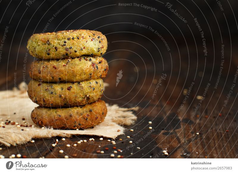 Gebratene vegetarische Brokkoli- und Quinoa-Burger Gemüse Abendessen Vegetarische Ernährung Diät Holz dunkel braun grün Amuse-Gueule Schnitzel Speise