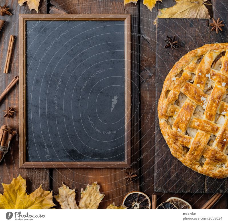 schwarze Kreidetafel und gebackener Obstkuchen Frucht Apfel Kuchen Dessert Süßwaren Tisch Küche Tafel Herbst Blatt Holz frisch oben braun gelb Tradition