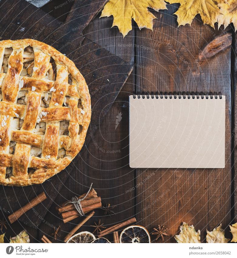 gebackener Apfelkuchen auf einem Brett Frucht Kuchen Dessert Tisch Küche Herbst Blatt Holz Essen frisch lecker oben braun gelb Tradition Vorlage Entwurf Hinweis