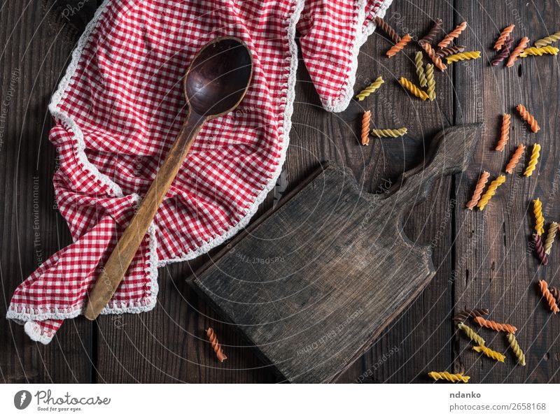 leeres Holzschneidebrett, Holzlöffel Teigwaren Backwaren Ernährung Mittagessen Diät Löffel Tisch Küche braun gelb rot Farbe Tradition rustikal farbenfroh