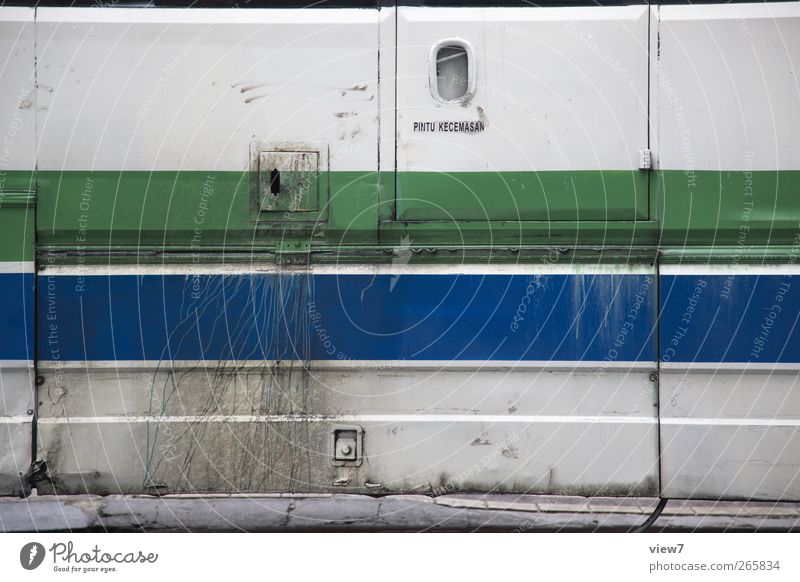 Bus Mauer Wand Fassade Fahrzeug Reisebus Metall Linie Streifen alt authentisch einfach Ekel modern trist verrückt blau mehrfarbig grün Beginn einzigartig