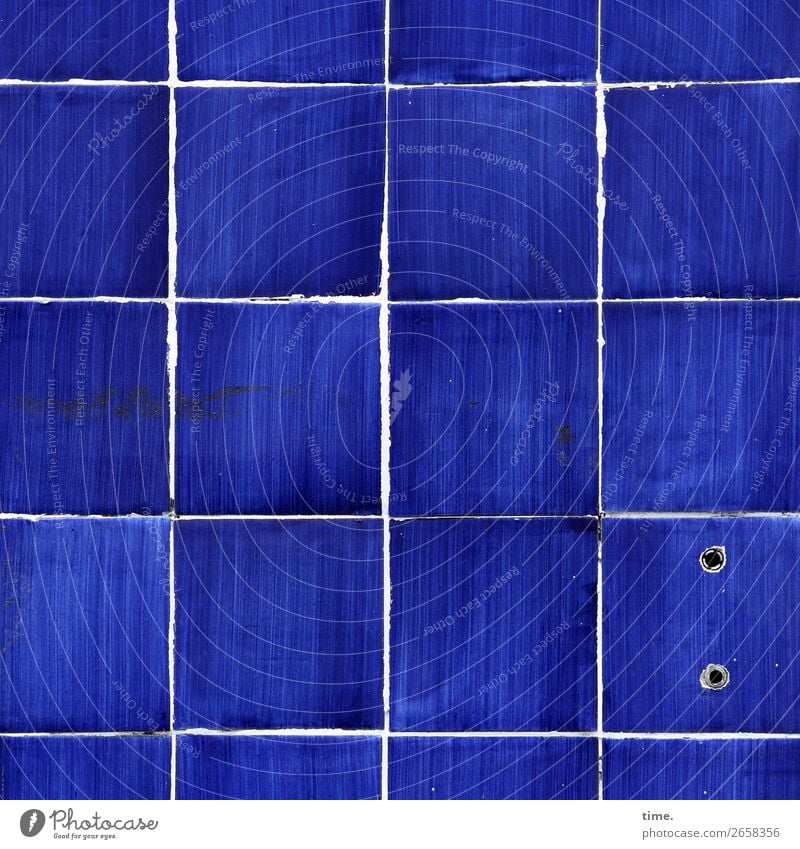 Spielfeld Mauer Wand Fassade Fliesen u. Kacheln Dübel Loch Putz Fuge Stein Kreuz Linie Streifen dunkel eckig historisch kaputt Originalität trashig Stadt blau