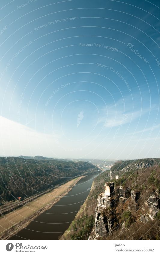 unten der fluss. harmonisch Tourismus Berge u. Gebirge Landschaft Wasser Himmel Schönes Wetter Gras Felsen Bastei Flussufer Elbe Elbsandsteingebirge