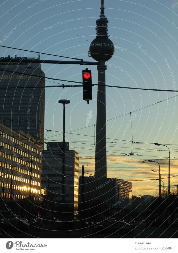 abends am alex/berlin Funkturm Abenddämmerung Gebäude Ampel Sonnenuntergang Architektur Berlin Urbanes Leben Alex Großtstadt Städtische Impression Verkehrsnetz