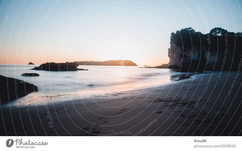 Sonnenaufgang Ferien & Urlaub & Reisen Natur Landschaft Wasser Horizont Sonnenuntergang Sonnenlicht Wellen Küste Strand Sand Perspektive Reisefotografie reisend