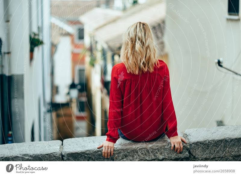 Junge Frau, die im Freien sitzt und eine schöne schmale Straße sieht. Lifestyle Stil Glück Haare & Frisuren Mensch feminin Jugendliche Erwachsene 1 18-30 Jahre