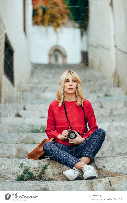 Frau fotografiert mit einer alten Kamera in einer schönen Stadt. Lifestyle Stil Glück Haare & Frisuren Freizeit & Hobby Ferien & Urlaub & Reisen Tourismus