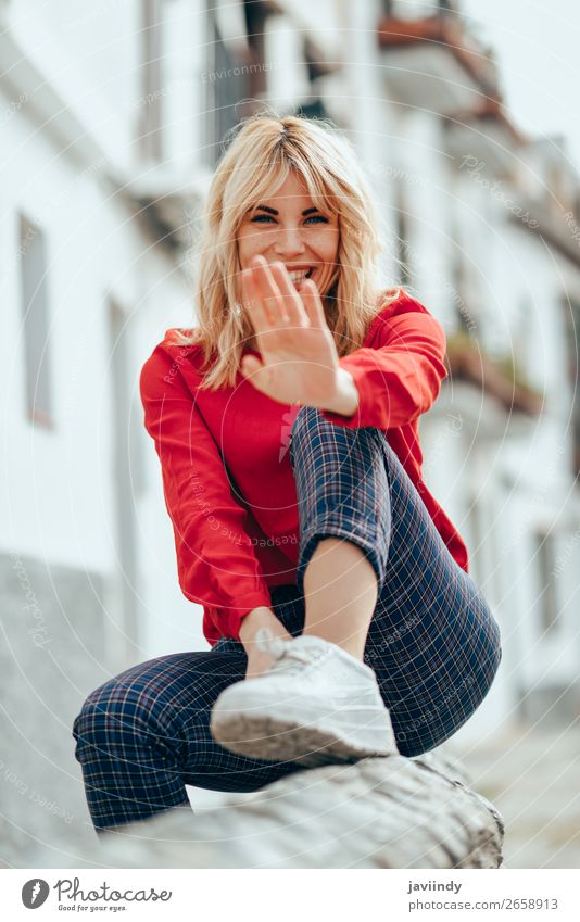 Eine Frau, die im Freien sitzt und ihre Hand in die Nähe der Kamera legt. Lifestyle schön Haare & Frisuren Mensch feminin Junge Frau Jugendliche Erwachsene 1