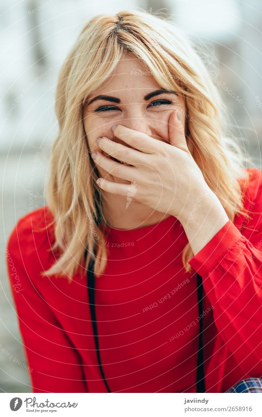 Lächelndes blondes Mädchen mit rotem Hemd, das das Leben im Freien genießt. Lifestyle Stil Glück schön Haare & Frisuren Mensch feminin Junge Frau Jugendliche