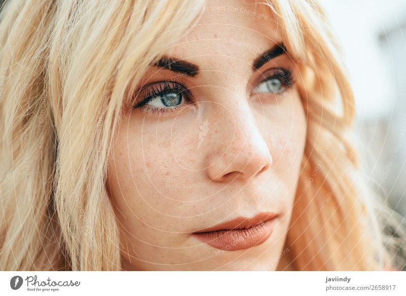 Junges blondes Mädchen mit schönen blauen Augen. Lifestyle Stil Glück Haare & Frisuren Mensch feminin Frau Erwachsene Jugendliche 1 18-30 Jahre Straße Mode