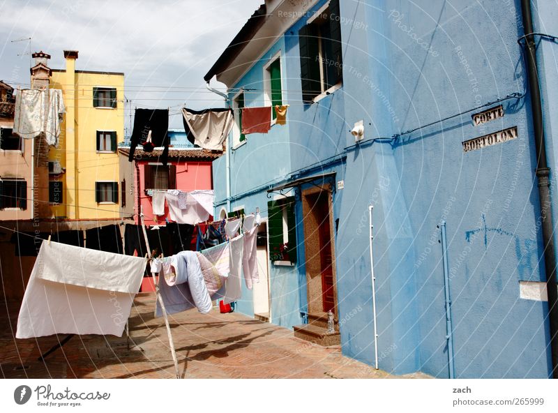 Burano Häusliches Leben Haus Venedig Italien Dorf Fischerdorf Altstadt Fassade Fenster Bekleidung T-Shirt Hemd Hose Bettwäsche Wäsche Wäscheleine Wäsche waschen