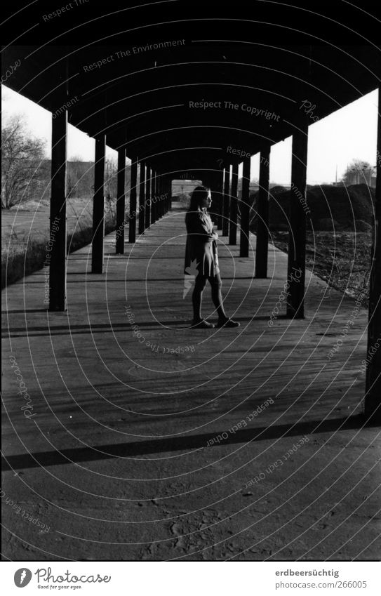 out of space and time Junge Frau Jugendliche Körper 1 Mensch Stadtrand Bahnhof Bauwerk Dach Pfosten Bahnsteig Mode Kleid Sand Beton leuchten warten authentisch