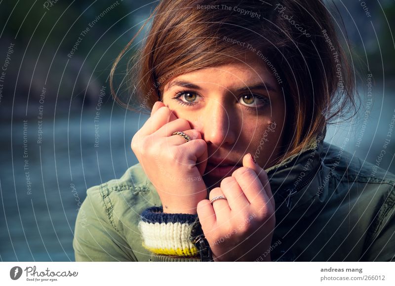 Kalt feminin Junge Frau Jugendliche Kopf Hand 18-30 Jahre Erwachsene Jacke brünett beobachten frieren Blick Traurigkeit warten schön achtsam Wachsamkeit Neugier