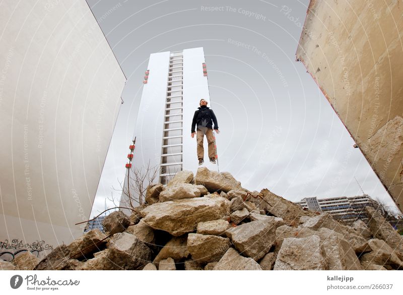 basejump Mensch maskulin Mann Erwachsene Körper 1 Hochhaus springen sportlich Bauschutt Baustelle Berlin Plattenbau Wand Farbfoto Außenaufnahme Licht Schatten