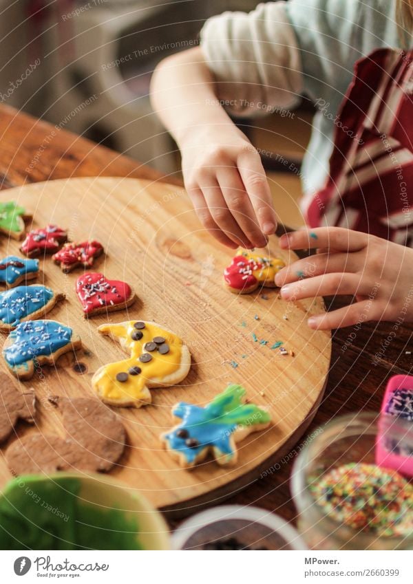 weihnachtsbäckerin Mensch Kind 1 Arbeit & Erwerbstätigkeit backen Keks Weihnachten & Advent Weihnachtsgebäck lecker Tradition Handarbeit Kindheit Liebe Teller