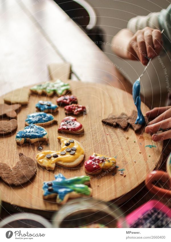 weihnachtsbäcker Weihnachtsgebäck backen Kind mehrfarbig lecker süß Süßwaren Teigwaren Keks Handarbeit Bäcker