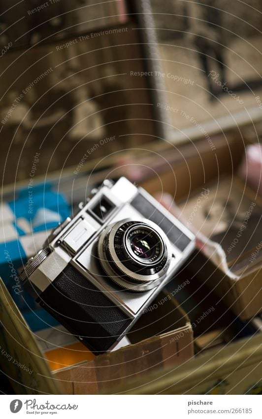 Seinerzeit Fotokamera alt historisch retro braun Kreativität analog Fotografie Farbfoto Innenaufnahme Schwache Tiefenschärfe