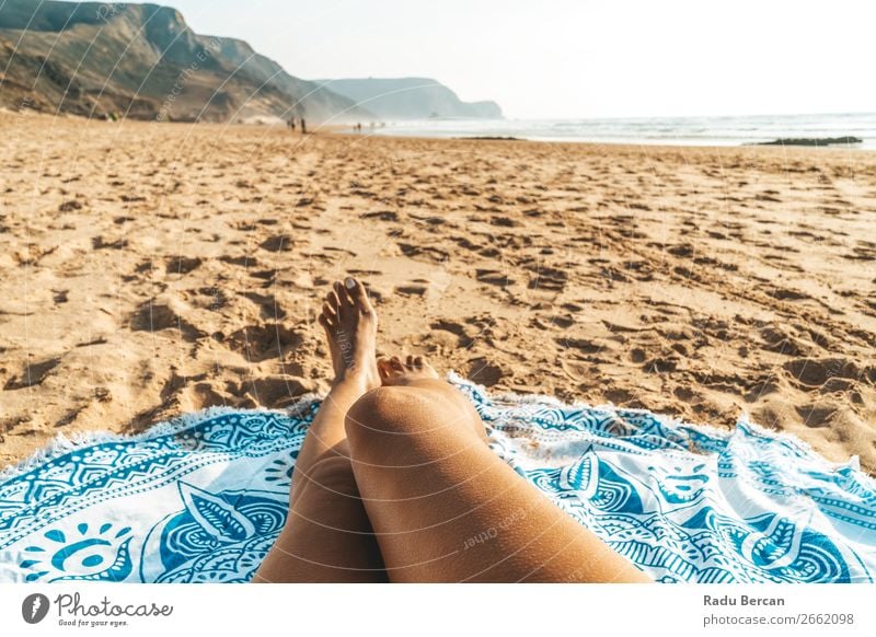 Gebräunte Beine von Frauen am Strand in Portugal Lifestyle elegant Stil exotisch Freude schön Körper Haut Erholung Freizeit & Hobby Ferien & Urlaub & Reisen