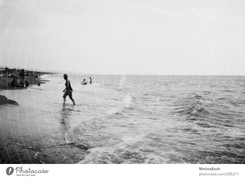 daydream. Mensch feminin Frau Erwachsene Weiblicher Senior Großmutter 1 Menschenmenge 45-60 Jahre Natur Wasser Wellen Küste Strand Meer Zufriedenheit