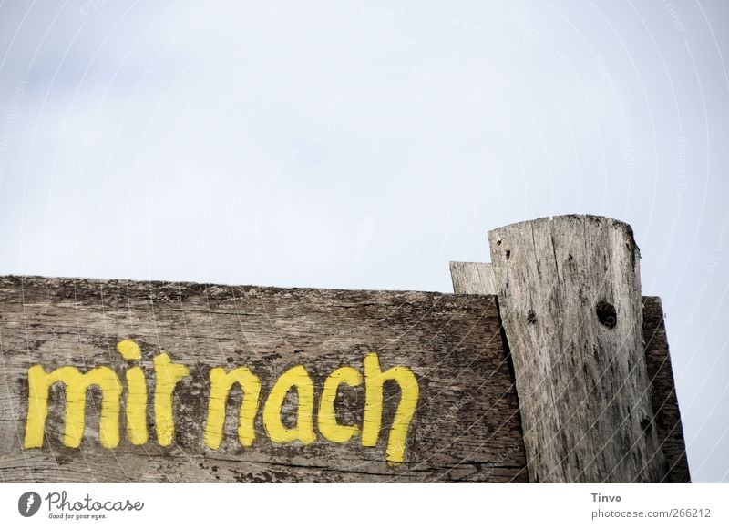 Holzschild mit Aufschrift "mir nach" Himmel Schriftzeichen Hinweisschild Warnschild alt blau braun gelb grau verwittert Schilder & Markierungen Wort Farbfoto