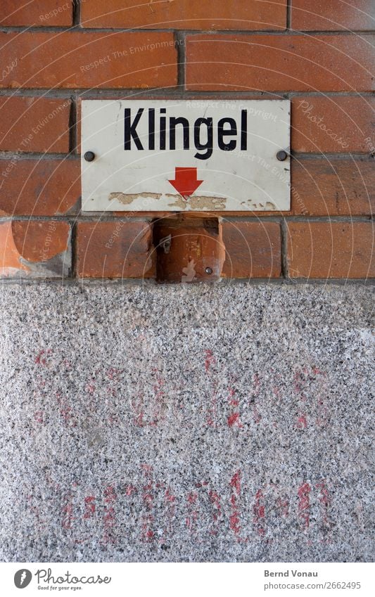 tonlos Industrieanlage Mauer Wand alt Klingel altehrwürdig Glocke kaputt Eingang Halle Warennannahme Lieferverkehr ziegelrot Backstein grau