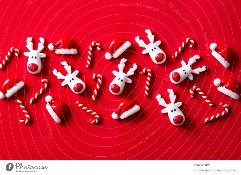 Weihnachtsornamentmuster auf rotem Hintergrund. Weihnachten & Advent Ornament Muster Hintergrund neutral Jahreszeiten Saison Ferien & Urlaub & Reisen