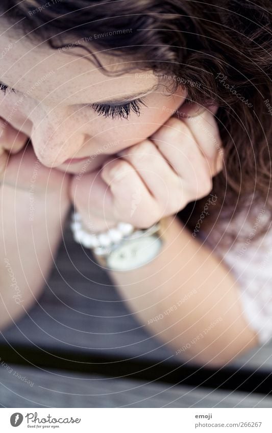 schmollen feminin Junge Frau Jugendliche Kopf Haare & Frisuren Gesicht 1 Mensch 18-30 Jahre Erwachsene Locken schön seriös abstützen Farbfoto Außenaufnahme