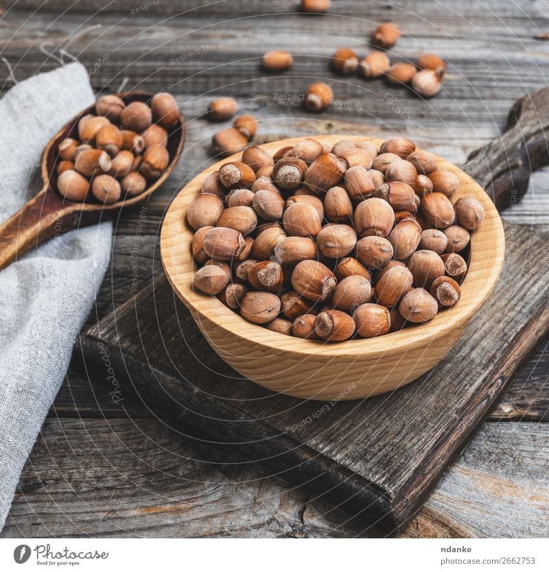 Haselnüsse in einer braunen Holzschale Frucht Ernährung Vegetarische Ernährung Schalen & Schüsseln Tisch alt Essen frisch natürlich trocknen essbar Filbert