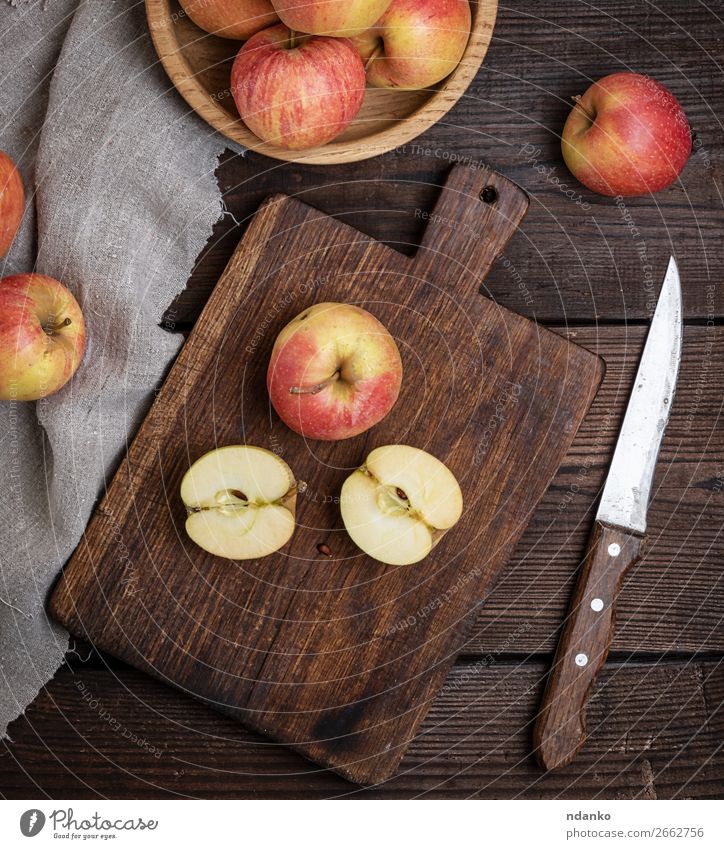 reife rote Äpfel, zerkleinertes Holzbrett Frucht Apfel Vegetarische Ernährung Diät Messer Garten Tisch Natur alt Essen frisch natürlich saftig braun Ackerbau