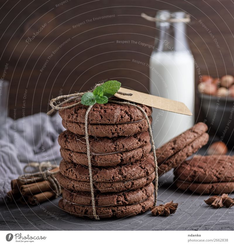 Schokoladenplätzchen, die mit einem Seil gebunden sind. Dessert Frühstück Getränk Milch Flasche Lifestyle Tisch Holz frisch natürlich braun weiß Tradition