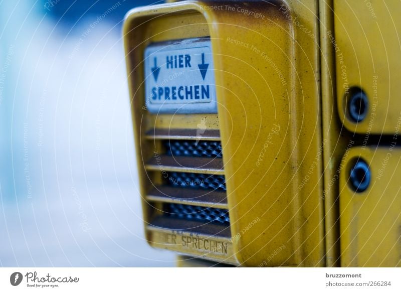 Talk Talk sprechen Kommunizieren Telekommunikation Kontakt Mikrofon Gegensprechanlage Haustelefon gelb Metall Gesprächsbereitschaft Gesprächspartner