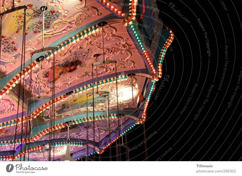 Bonbonkarussell Freizeit & Hobby drehen schaukeln träumen Freude Geschwindigkeit Kitsch Nostalgie Kirmes Jahrmarkt Karussell Kettenkarussell Farbfoto mehrfarbig