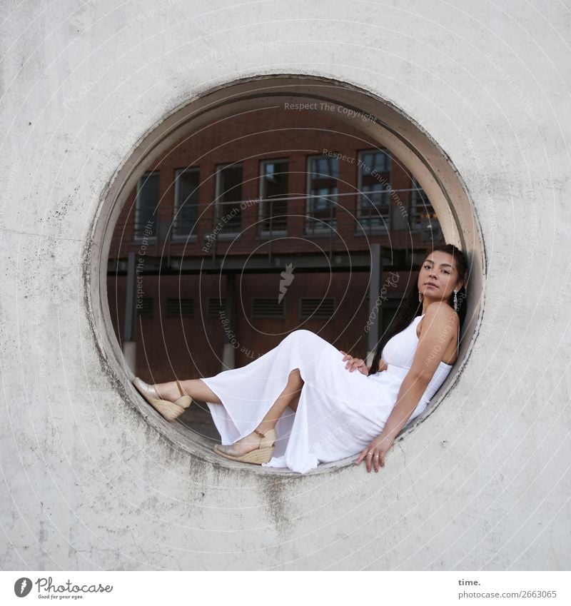 Nikolija feminin Frau Erwachsene 1 Mensch Hamburg Stadtzentrum Haus Bauwerk Mauer Wand Kleid Schmuck Ohrringe Damenschuhe brünett langhaarig beobachten Blick