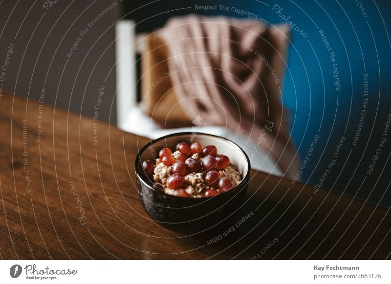 Schale mit Früchten und Getreide auf dem Tisch Herbst Decke Schalen & Schüsseln Frühstück Müsli Stuhl farbenfroh bequem gekocht gemütlich lecker Dessert Diät